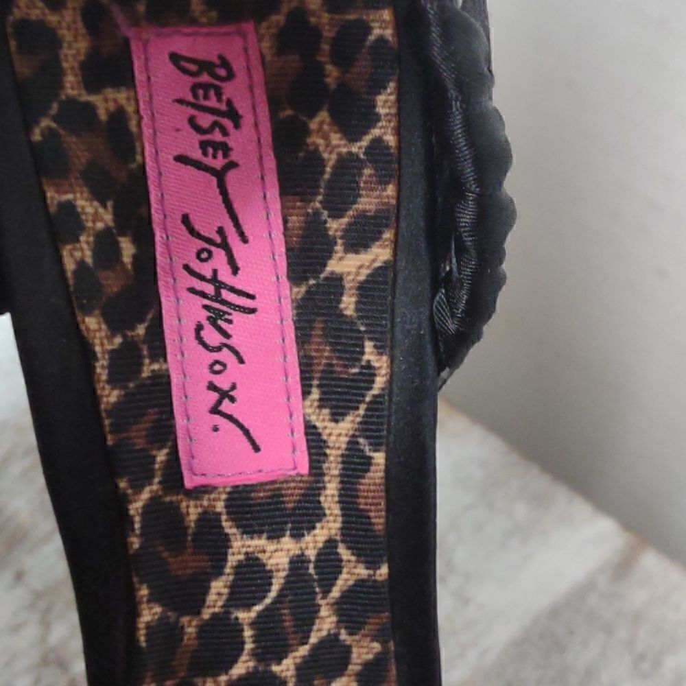đâBetseyâJohnsonâBlack SatinâHeelsâSizeâ6.5.ââââA8 - Picture 7 of 8